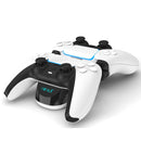 Socle de charge pour 2 manettes de PS5 noir et blanc vu de côté avec manettes brancher